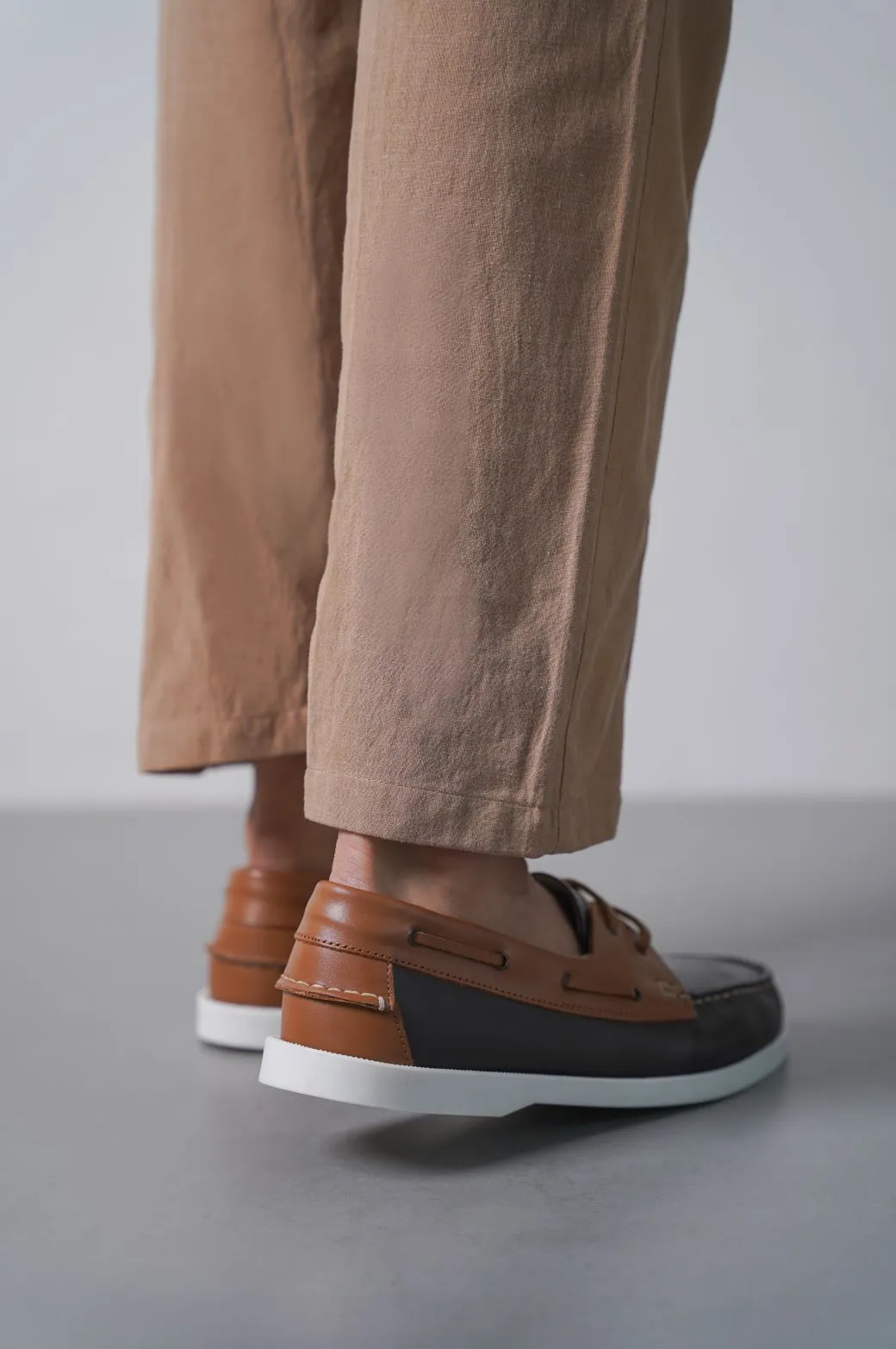 CONTRAST LEATHER BOAT SHOES