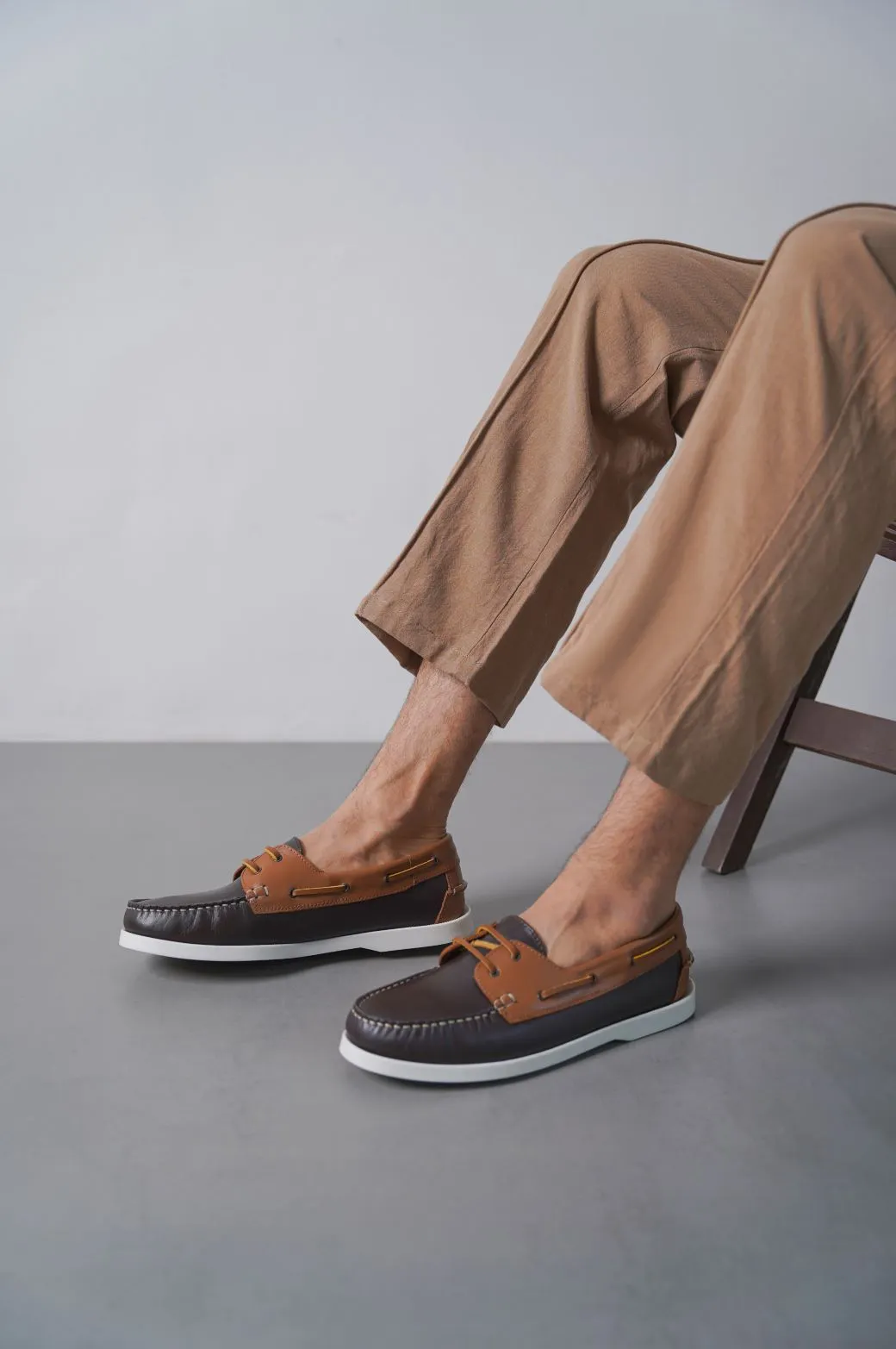 CONTRAST LEATHER BOAT SHOES