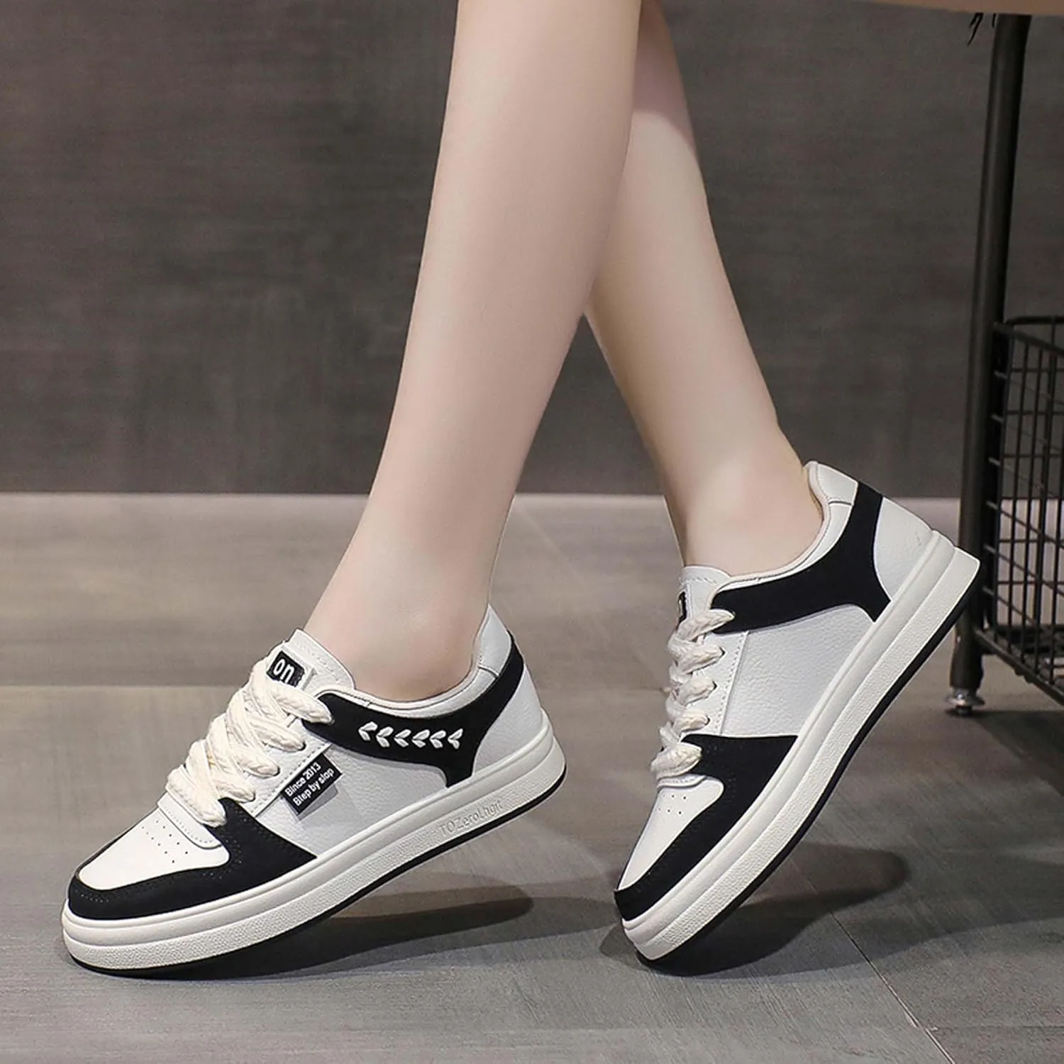 Women's Fashion Tablet Sports Skateboarding Shoes Lace up Tennis Shoes Comfortable Walking Sports Shoes